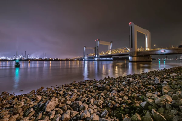 Rotterdam Maart 2019 Zicht Betlekbrug Rivier Tegen Het Rotterdamse Chemisch — Stockfoto