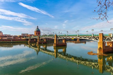 Fransa 'nın Occitania kentindeki Toulouse' daki Garonne ve Mezar üzerindeki Saint Pierre Köprüsü.