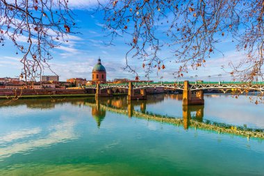 Fransa 'nın Occitania kentindeki Toulouse' daki Garonne ve Mezar üzerindeki Saint Pierre Köprüsü.