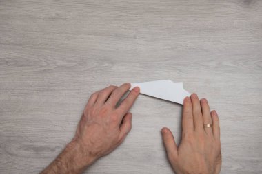 Origamili kağıt uçak nasıl adım adım yapılır? Ahşap masa üzerinde adım adım fotoğraf talimatı. 11. adım