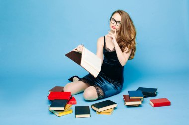 Seksi bayan öğretmen kitap okurken şaşırdı.