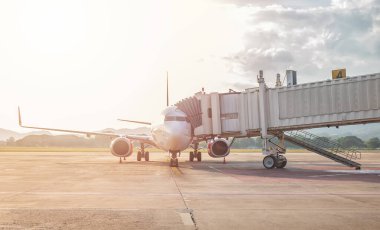 Jet Köprüsü ya da Aerobridge uçak kapısını havaalanı terminaline bağlıyor, yolcuların sığınakları bir uçaktan havaalanı kapısına iniyor.