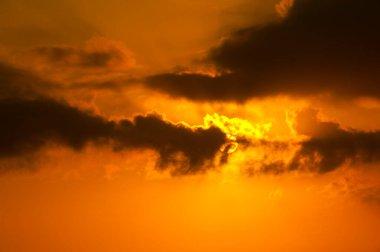 Bulutlarda turuncu gün batımı