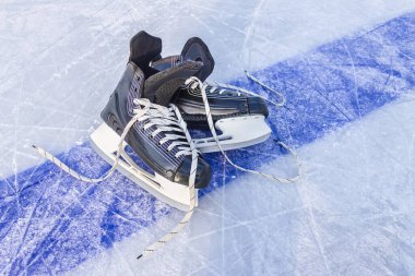 Siyah spor patenleri hokey sahasında. Kış Spor Malzemeleri