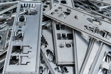 Çantanın arkasına yerleştirilmiş bilgisayar anakartlarından bir demet metal fiş.