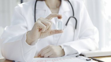Doktorun elinde aşı şişesi var. Covid 19 virüs konsepti