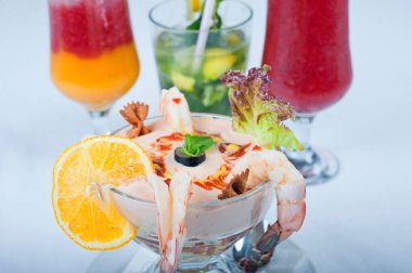 Meyve kokteyli ve karides kokteyli. 