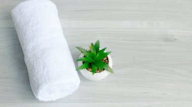 Güzelce katlanmış beyaz havlular ve tuvalet malzemeleri..