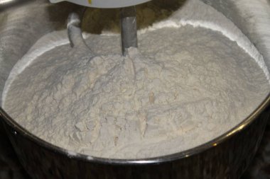 Mutfaktaki yoğurma makinesinin yakın çekim görüntüsü   