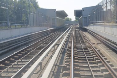 Şehirdeki tren rayları.
