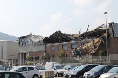 Terk edilmiş sanayi binası yangınla vuruldu