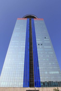 Arka planda modern mimari ve mavi gökyüzü