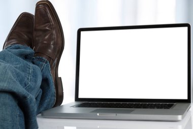 Erkek bacaklarını ayakkabı ve dizüstü bilgisayarla kapat