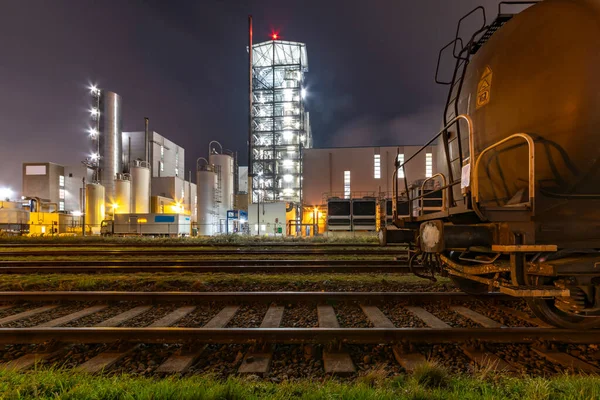 Nachtansicht Eines Industriegebiets Dem Die Eisenbahn Rohstoffe Ein Und Austransportiert — Stockfoto
