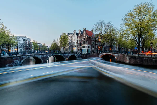 Langzeit Bootsfahrt Auf Dem Amsterdam Ruhigen Kanal Bei Blauem Sonnenuntergang — Stockfoto