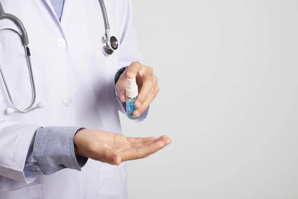 Medico Utilizzando Spray Alcol Pulizia Mano Proteggere Batteri Virus Misure — Foto Stock