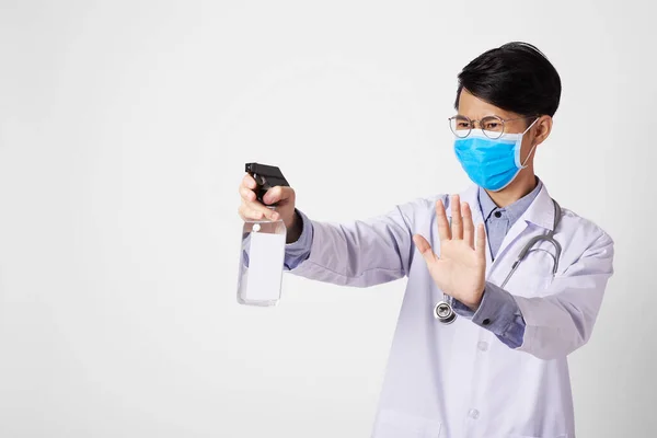 Ásia Médico Usando Spray Limpeza Álcool Para Proteger Bactérias Antivírus — Fotografia de Stock