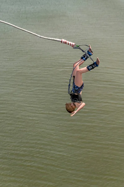 Bungee Jumper Skok Plošiny Visící Jeřábu Vody Proti Jasně Modré — Stock fotografie