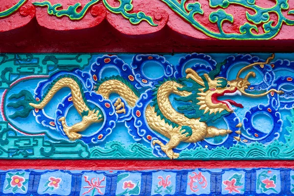 Smocze Kolorowe Płaskorzeźby Taoistycznej Świątyni — Zdjęcie stockowe