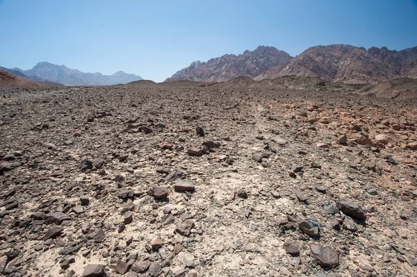 砂漠で岩が多い山の斜面 — ストック写真