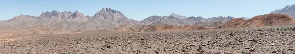 砂漠のロッキーな山の斜面 昼間のビュー — ストック写真