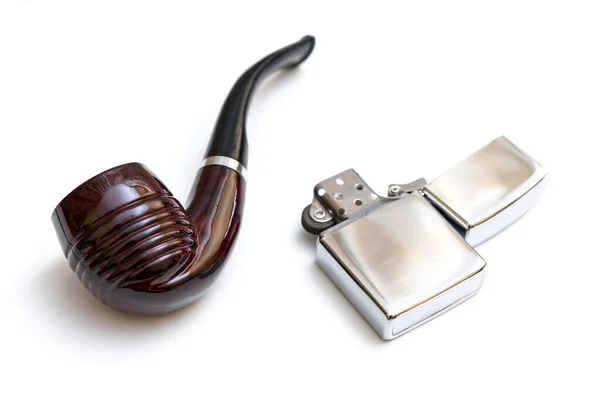Beyaz Arka Planda Sigara Piposu Gümüş Çakmak — Stok fotoğraf