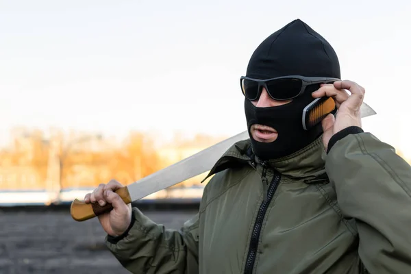 Bandiet Met Bril Een Masker Aan Telefoon — Stockfoto