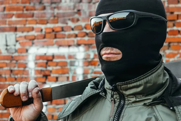 Comando Una Máscara Gafas Con Machete Mano Contra Una Pared —  Fotos de Stock