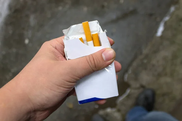Pacchetto Sigarette Nelle Mani Fumatore Una Sigaretta Allungata — Foto Stock