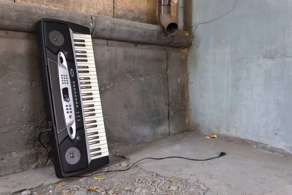 Viejo Sintetizador Musical Abandonado Encuentra Cerca Pared Edificio Calle — Foto de Stock