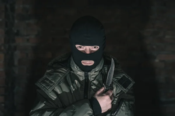 Gevaarlijke Crimineel Een Masker Met Een Mes Het Donker Tegen — Stockfoto