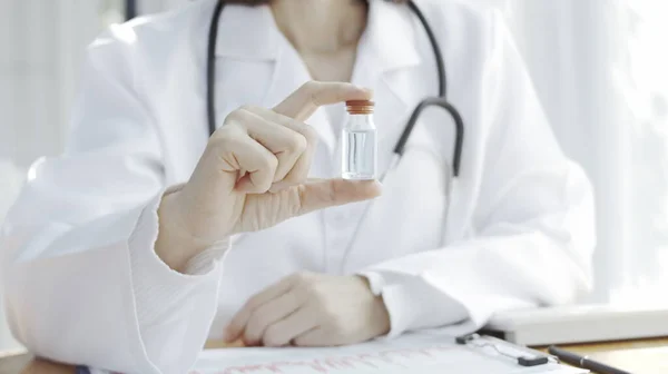 Läkarens Hand Har Vaccinflaska Koncept För Covid Virus — Stockfoto