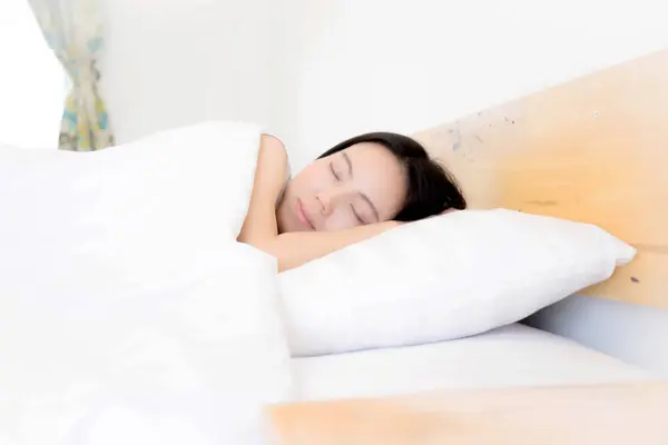Eine Frau Liegt Bett Die Hände Neben Dem Kopf Auf — Stockfoto