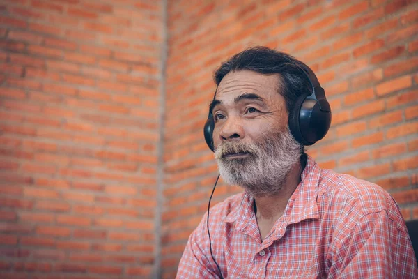 Der Alte Mann Hört Die Musik Aus Dem Kopfhörer — Stockfoto