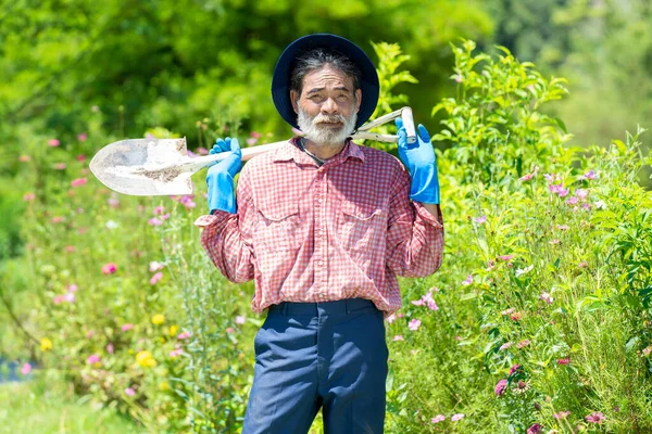 Bahçede Kürekle Çalışan Yaşlı Adam — Stok fotoğraf