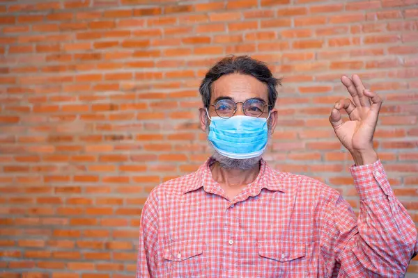 Elderly Man Wears Protective Mask Infectious Diseases — Stock Photo, Image