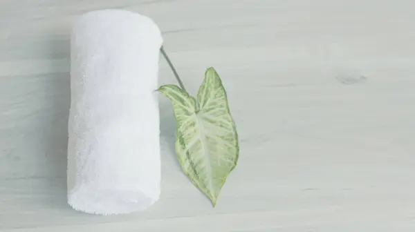 Prachtig Gevouwen Witte Handdoeken Toiletartikelen Luxe Slaapkamer Slaapkamer Stock Foto — Stockfoto
