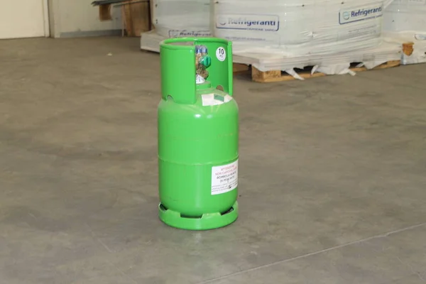 Refrigerant Gas Cylinder Close — Stock Photo, Image