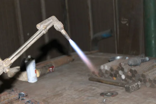 공장에서 강철로 일하는 용접공 — 스톡 사진