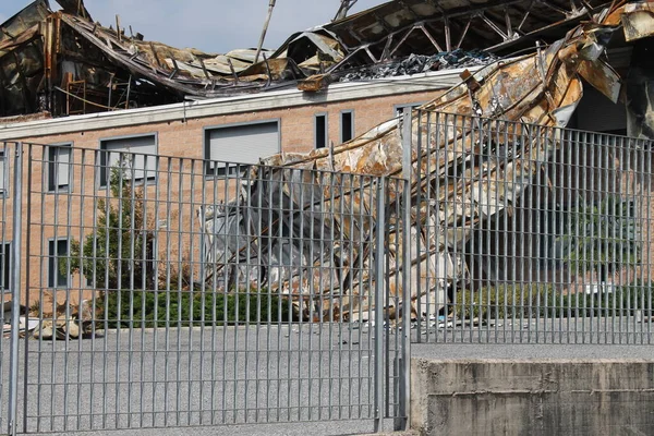 Terk Edilmiş Sanayi Binası Yangınla Vuruldu — Stok fotoğraf