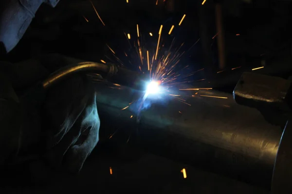 Endüstriyel Fabrikada Çelikle Çalışan Kaynakçı — Stok fotoğraf