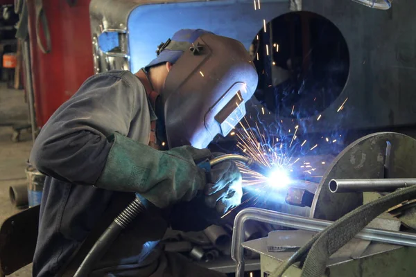 工业厂房钢制焊机 — 图库照片