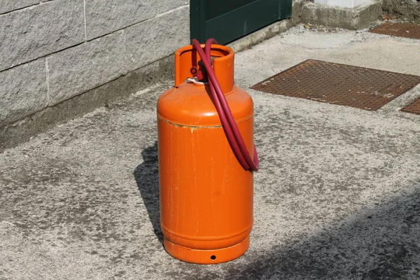 背景上大街上的丙烷物体 — 图库照片