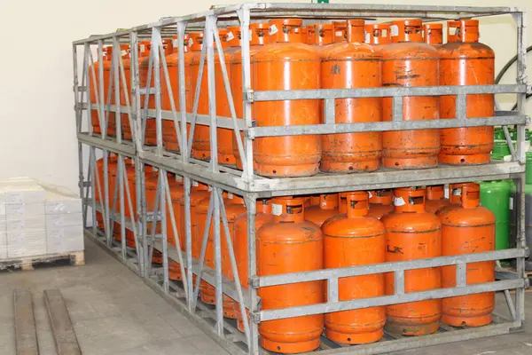 倉庫内の大きなガス樽 — ストック写真