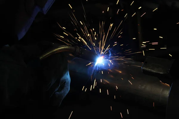 공장에서 강철로 일하는 용접공 — 스톡 사진