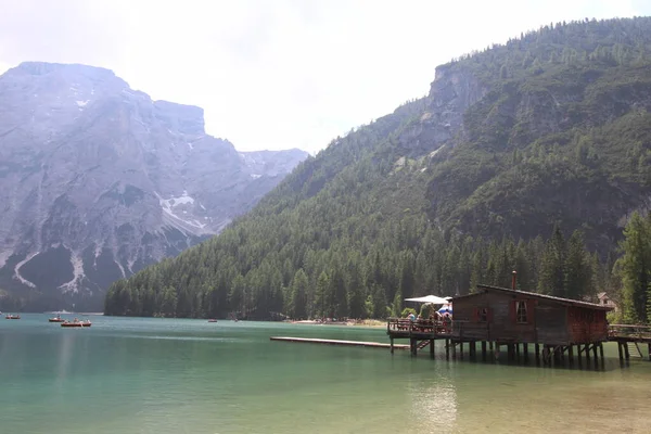 Schöne Naturkulisse Holzhütte Ufer — Stockfoto