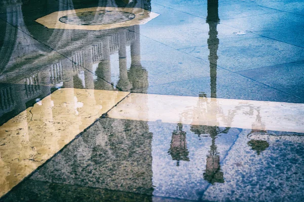Fener Şehir Meydanındaki Bir Birikintisine Yansıyor — Stok fotoğraf