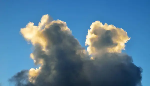 白い雲と青い空の眺め — ストック写真