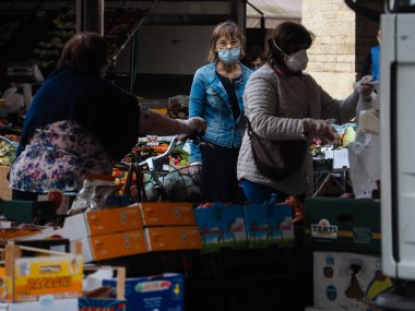 Cremona, Lombardy, İtalya - 16 Mayıs 2020 - İnsanlar covid-19 sırasında market alışverişi yapıyor