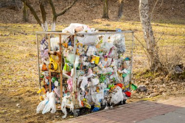 Sonbahar sezonunda parkta çöp kutusu.